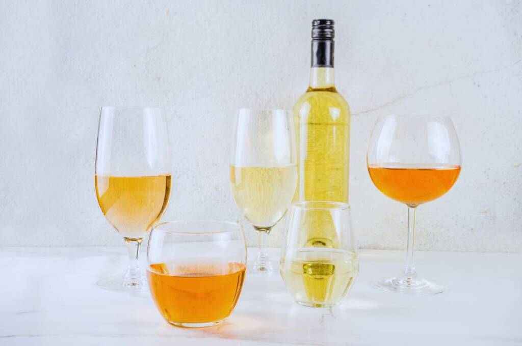 Botella y copas de vino naranja o orange wine