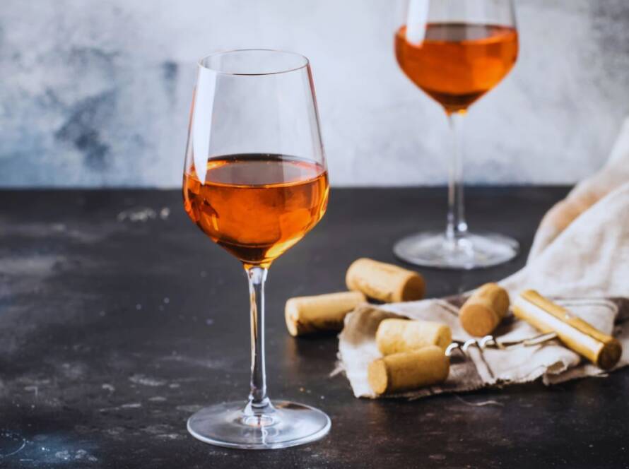 Dos copas de orange Wine