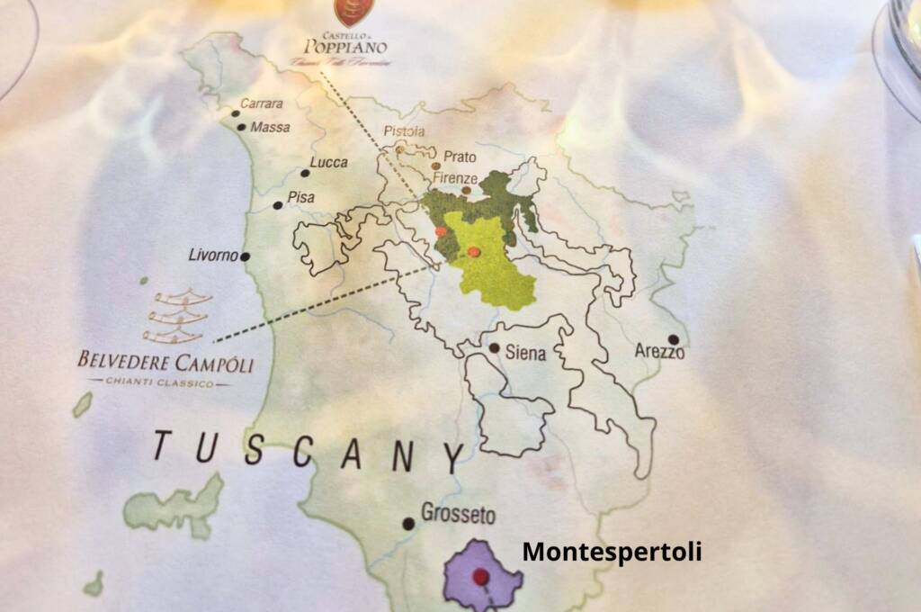 Mapa vinícola de la Toscana sobre una mesa con copas de vino durante una cata