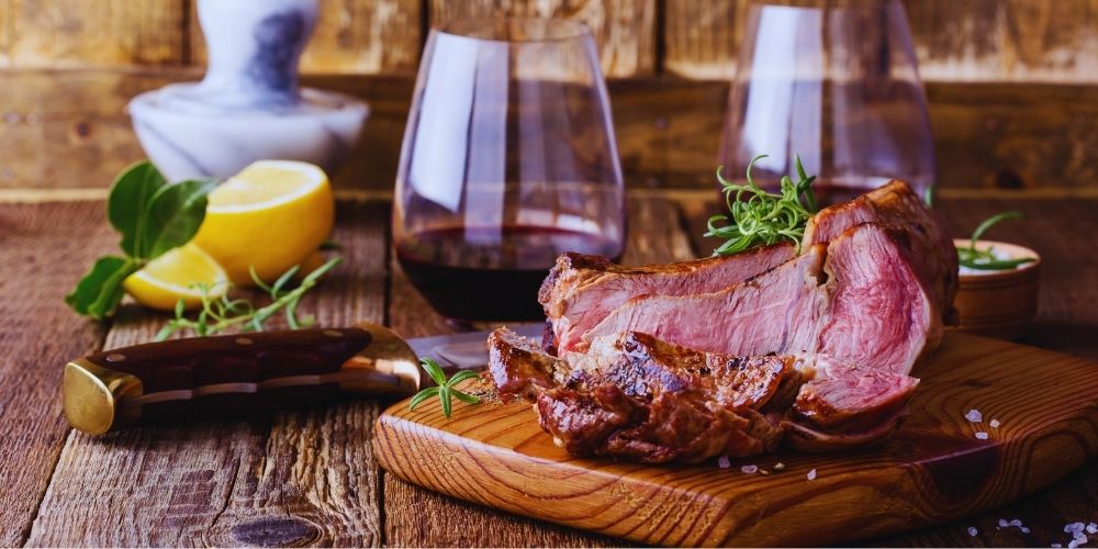 maridaje de carne de cerdo asada con vino tinto