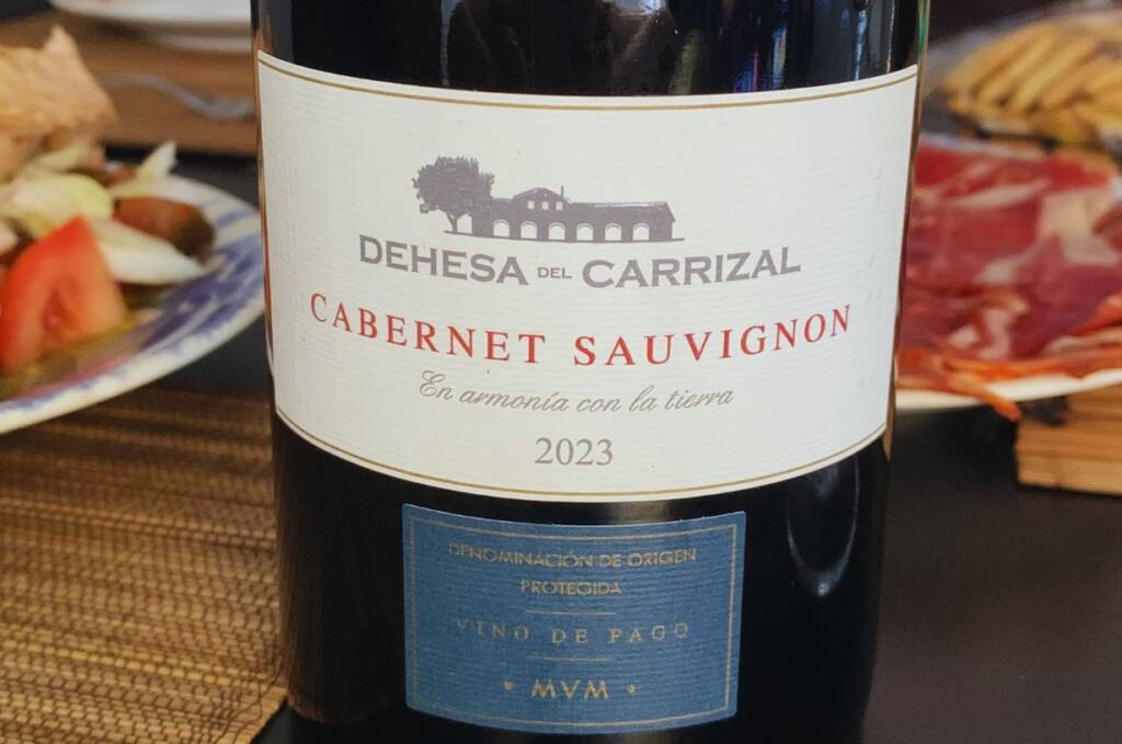 detalle de etiqueta de una botella de cabernet sauvignon 2023 de la bodega Dehesa del Carrizal