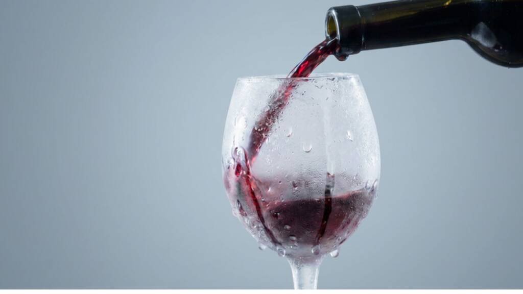 El Tinto Frío Ya No Es Herejía: Cómo Tomarlo en Verano